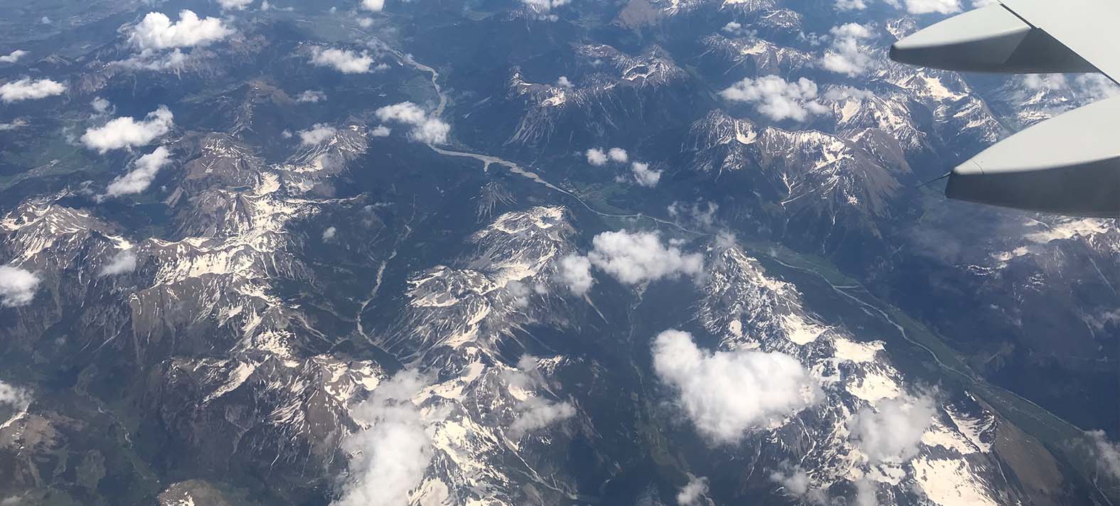 zicht op de Alpen vanuit ons vliegtuig